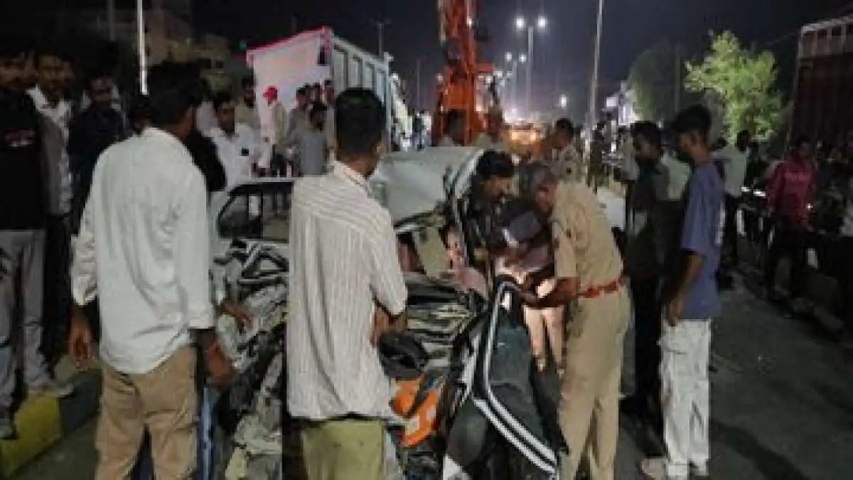हाईवे पर गाय के शव से टकराई कार, खुली जेल के 2 कैदियों की मौत