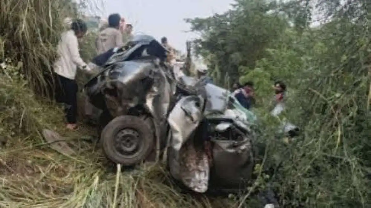 टायर फटने से खाई में गिरी कार, खाटूश्याम दर्शन कर लौट रहे 4 दोस्तों की मौत