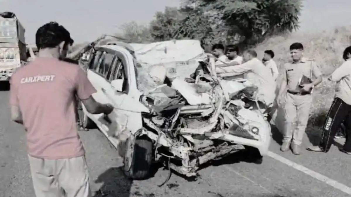 ट्रक में घुसी कार और 6 लोगों ने तोड़ दिया दम, सिर्फ दुधमुंही बच्ची की बची सांसें