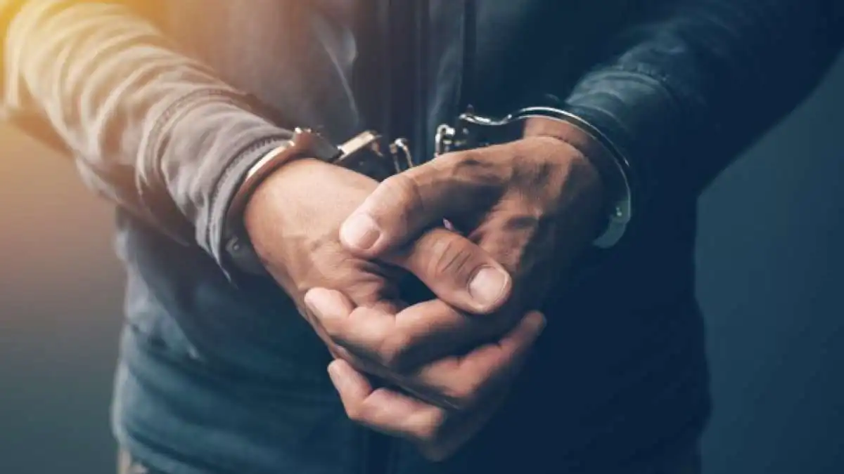 1 साल से था फरार, अब पुलिस की घेराबंदी में फंसा 15 हजार का इनामी