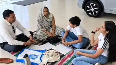 कार को बताया '12 लाख का गधा', सपरिवार शोरूम के बाहर धरने पर बैठे अफसर; जानिए आखिर क्या है पूरा मामला?