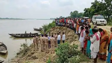 नदी में तैरती मिली प्रेमी जोड़े की लाश, अर्द्धनग्न थी लड़की, लड़की के हाथ पर लिखा था किसी और का नाम?