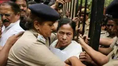 'वोट चोरी' के खिलाफ प्रदर्शन, ममता बनर्जी, केजरीवाल और विजयन हिरासत में