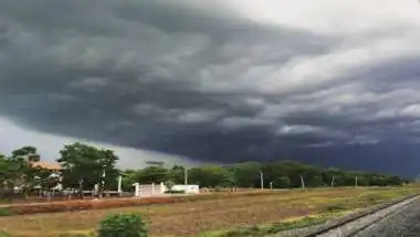 झमाझम बारिश से लौटी गुलाबी ठंड, 13 जिलों में ओले गिरने का अलर्ट जारी