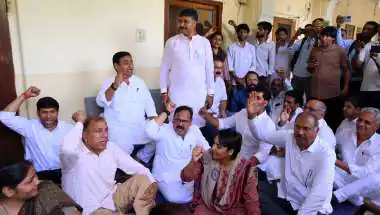'जीरो FIR' के लिए 40 घंटे से धरने पर दिग्गज, चोटिल डोटासरा ने खुद उठाया कचरा