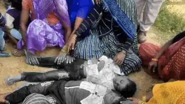 पेड़ से लटका मिला चाचा, जमीन पर पड़े थे दो भतीजों के शव