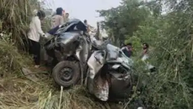 टायर फटने से खाई में गिरी कार, खाटूश्याम दर्शन कर लौट रहे 4 दोस्तों की मौत