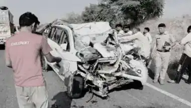 ट्रक में घुसी कार और 6 लोगों ने तोड़ दिया दम, सिर्फ दुधमुंही बच्ची की बची सांसें