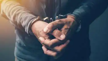 1 साल से था फरार, अब पुलिस की घेराबंदी में फंसा 15 हजार का इनामी