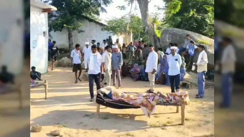 पत्नी के छोड़कर जाने का गुस्सा मां पर उतारा,  बेटे ने लाठी से पीट-पीटकर ली जान