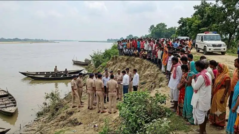 नदी में तैरती मिली प्रेमी जोड़े की लाश, अर्द्धनग्न थी लड़की, लड़की के हाथ पर लिखा था किसी और का नाम?