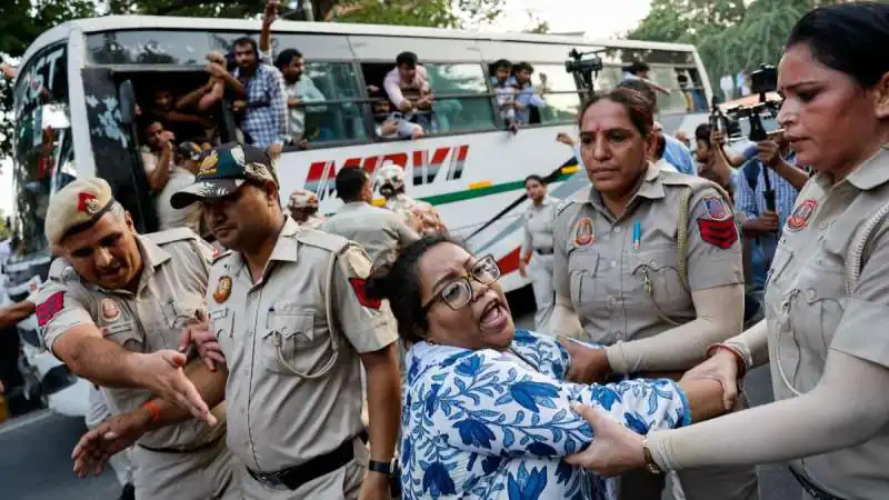 इंटरनेट बंद, 35 हजार जवान तैनात; ध्रुव राठी घर से तो दीपके फ्लाइट से डिटेन —केजरीवाल बोले, 'ये इमरजेंसी से भी बदतर!