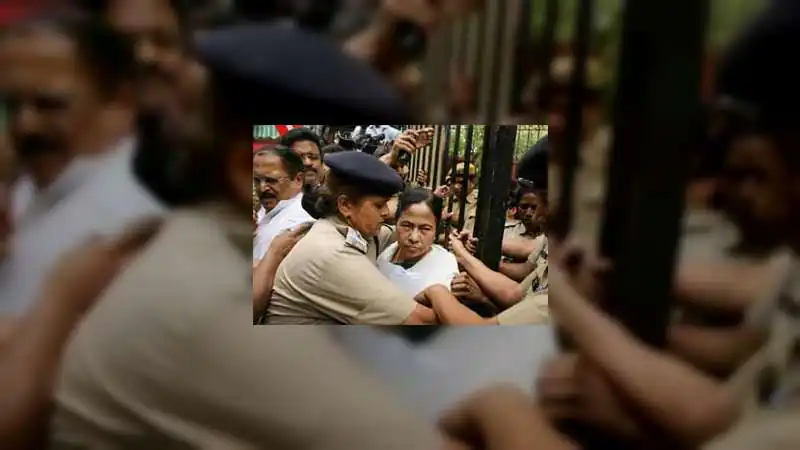 'वोट चोरी' के खिलाफ प्रदर्शन, ममता बनर्जी, केजरीवाल और विजयन हिरासत में