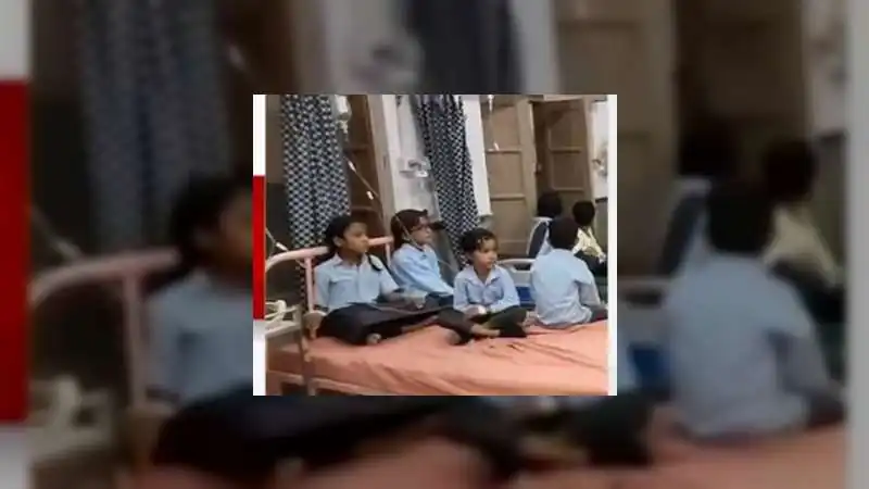 मिड-डे-मील में मिली छिपकली, खाना खाने के बाद 60 बच्चों की बिगड़ी तबीयत