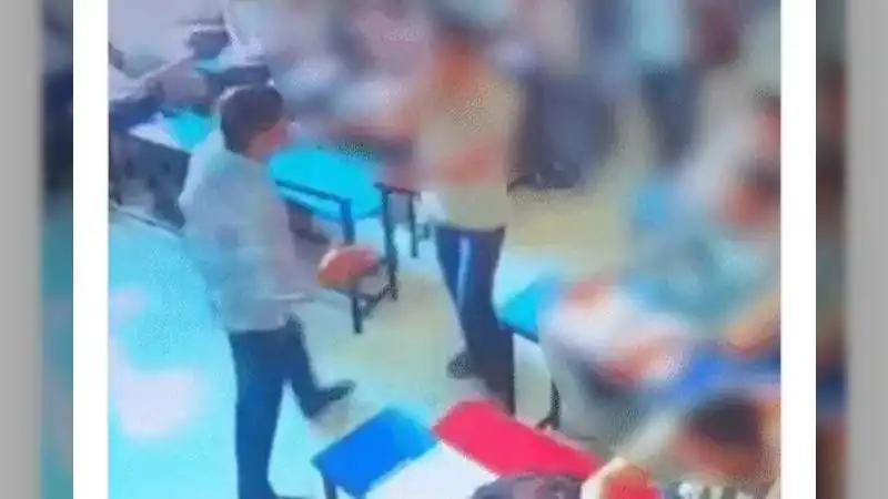 "दोबारा दिखा तो फिर पीटूंगा..."क्लास में सो रहा था छात्र, भड़के टीचर ने जूतों से कर दी ऐसी धुनाई!