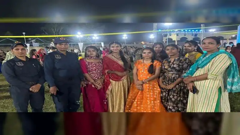 शराब पीकर गरबा में युवतियों से कर रहा था छेड़खानी, सादा कपड़ों में आई 'कालिका' ने सिखाया सबक