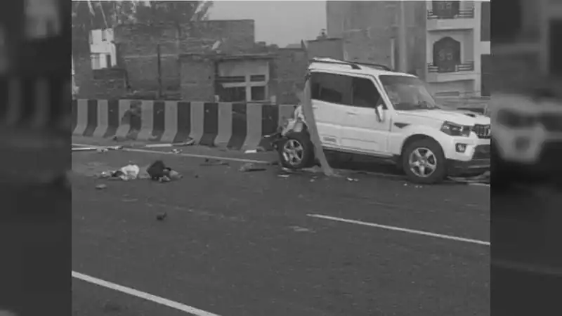 हाईवे के ओवरब्रिज पर सेल्फी लेना पड़ा भारी, तेज रफ्तार ट्रक ने 4 दोस्तों को रौंदा