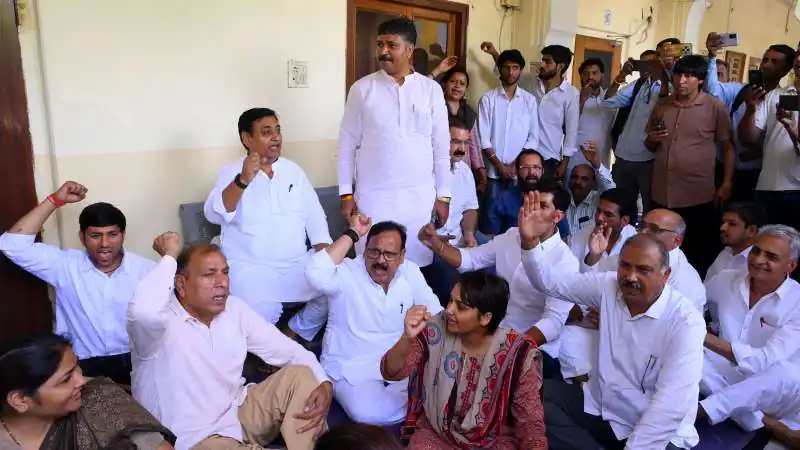 'जीरो FIR' के लिए 40 घंटे से धरने पर दिग्गज, चोटिल डोटासरा ने खुद उठाया कचरा