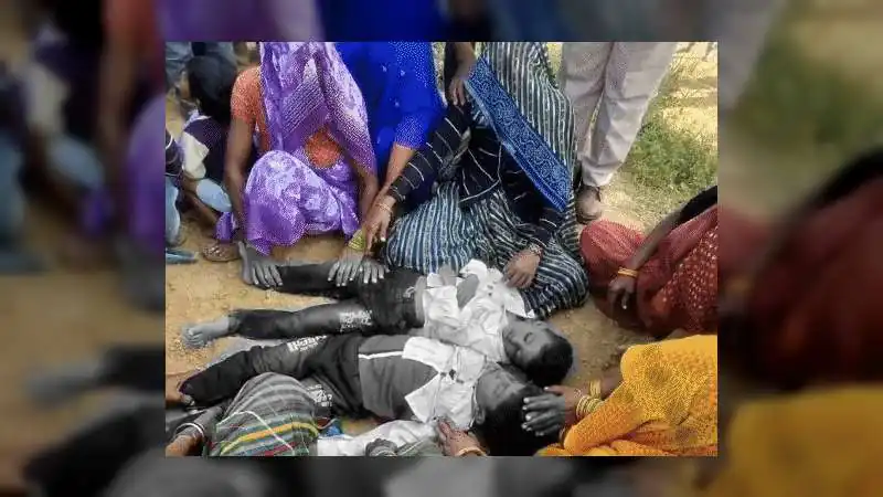 पेड़ से लटका मिला चाचा, जमीन पर पड़े थे दो भतीजों के शव