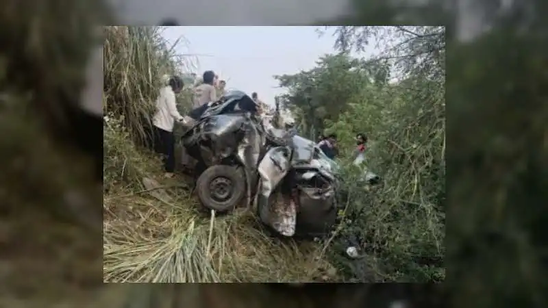 टायर फटने से खाई में गिरी कार, खाटूश्याम दर्शन कर लौट रहे 4 दोस्तों की मौत