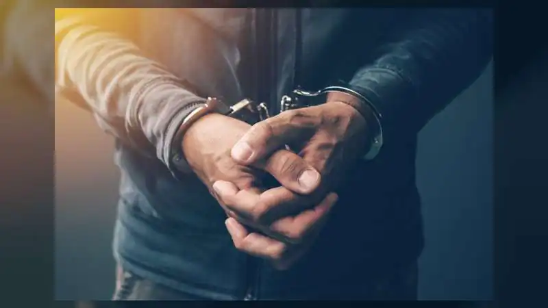 1 साल से था फरार, अब पुलिस की घेराबंदी में फंसा 15 हजार का इनामी