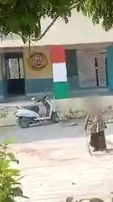 सरकारी स्कूल में मासूम छात्राओं के हाथों में थमाई झाड़ू, शिक्षिका ने दिया 'श्रमदान' का हवाला
