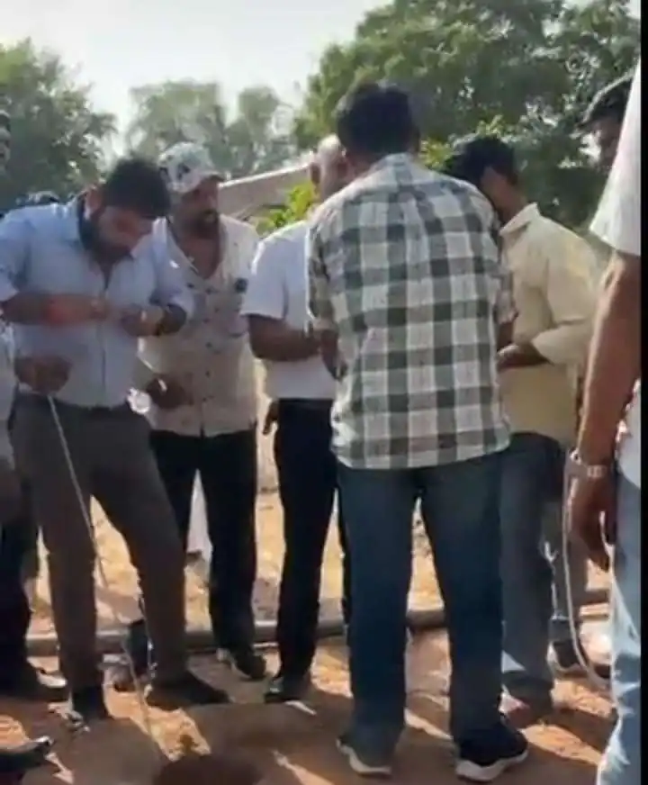पिता की आंखों के सामने 1050 फीट गहरे बोरवेल में गिरा 9 साल का मासूम, 640 फीट पर फंसा, रेस्क्यू जारी